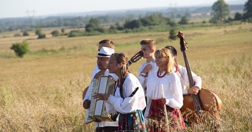 Zespół "Guzowianki" na planie teledysku