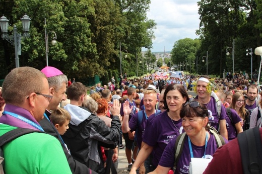 Powitanie 25. Pielgrzymki Diecezji Bielsko-Żywieckiej na Jasnej Górze - grupy hałcnowskie