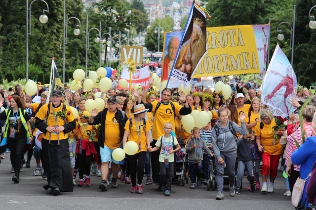 Powitanie 25. Pielgrzymki Diecezji Bielsko-Żywieckiej na Jasnej Górze - grupy hałcnowskie