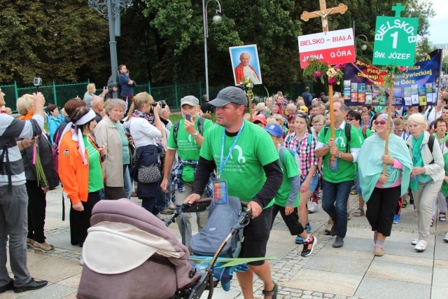 Powitanie 25. Pielgrzymki Diecezji Bielsko-Żywieckiej na Jasnej Górze - grupy hałcnowskie