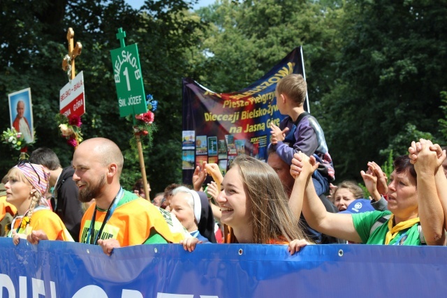 Powitanie 25. Pielgrzymki Diecezji Bielsko-Żywieckiej na Jasnej Górze - grupy hałcnowskie