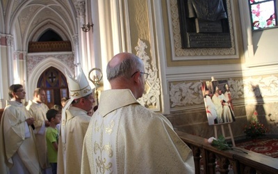 Po Eucharystii bp Henryk Tomasik poprowadził modlitwę przy grobie abp. Zygmunta Zimowskiego