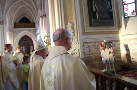 Po Eucharystii bp Henryk Tomasik poprowadził modlitwę przy grobie abp. Zygmunta Zimowskiego