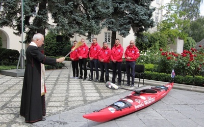 Bp Andrzej F. Dziuba święci kajak