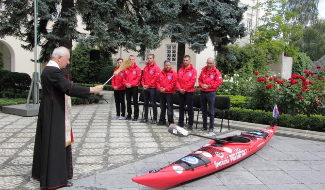 Bp Andrzej F. Dziuba święci kajak