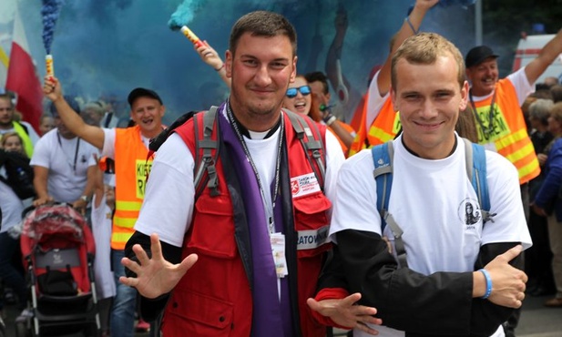 Księża: Michał Gajzler i Paweł Wawak wprowadzili na Jasną Górę pątników z Andrychowa i okolic