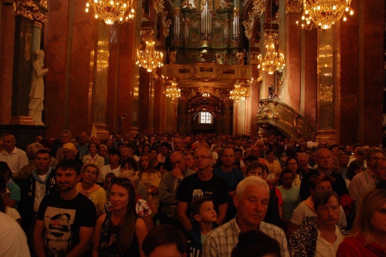 Pątnicy u stóp Janej Góry 