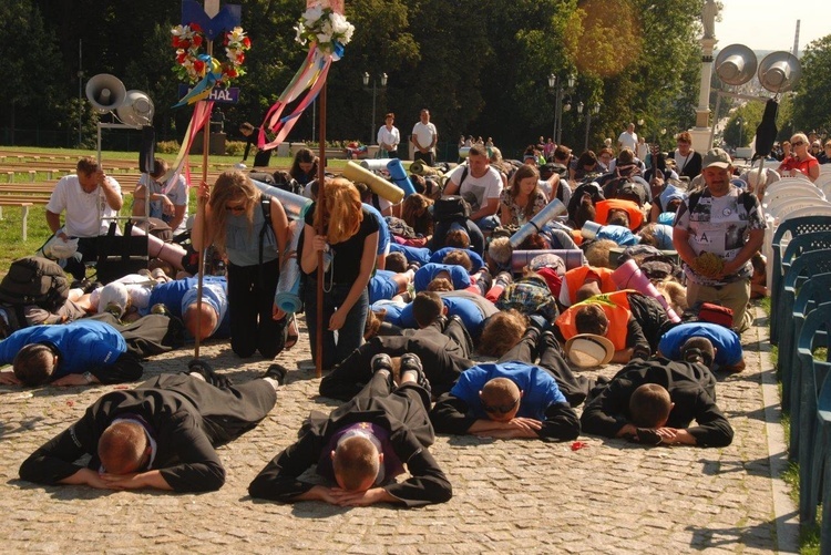 Pątnicy u stóp Janej Góry 