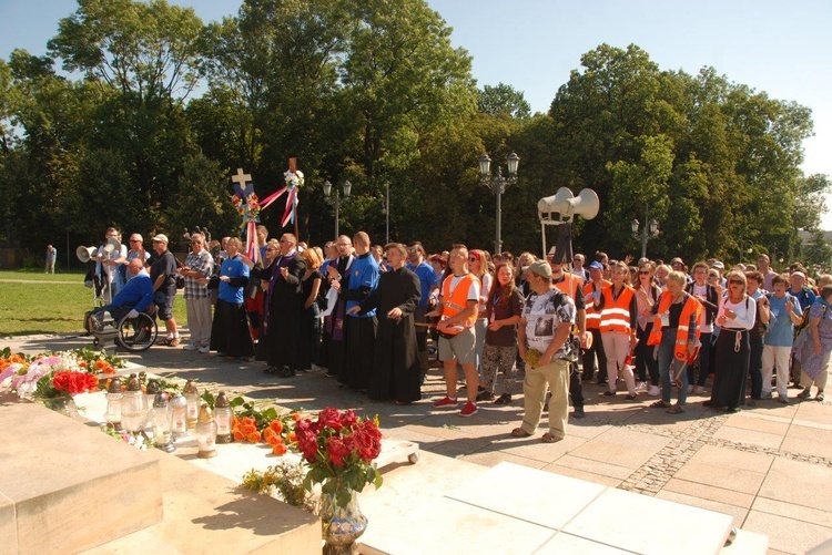 Pątnicy u stóp Janej Góry 