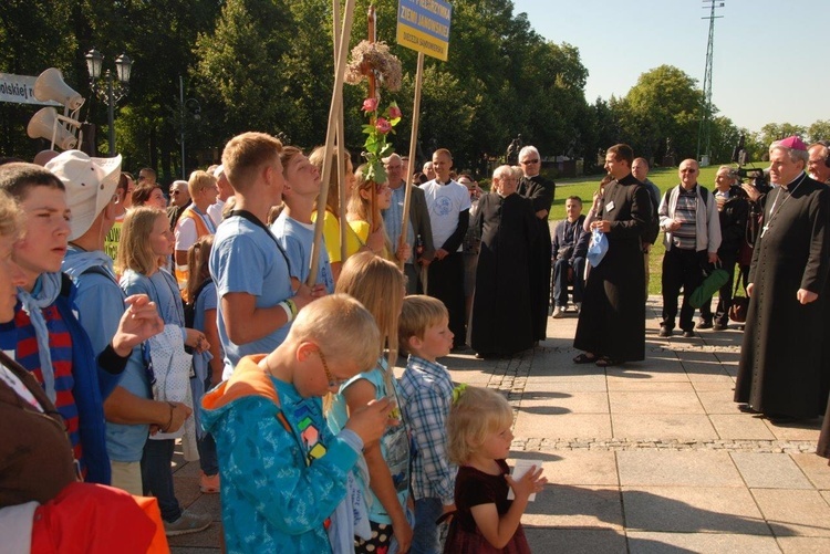 Pątnicy u stóp Janej Góry 