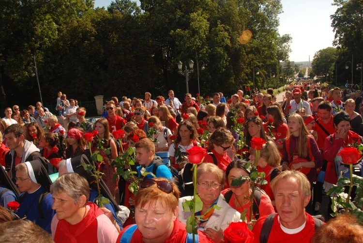 Pątnicy u stóp Janej Góry 