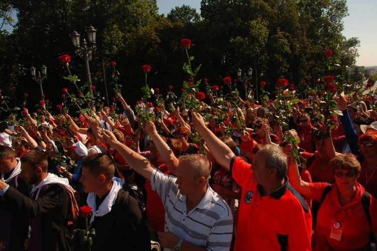 Pątnicy u stóp Janej Góry 