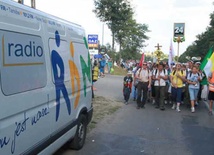 Wóz transmisyjny RDN Małopolska na trasie ubiegłorocznej pielgrzymki