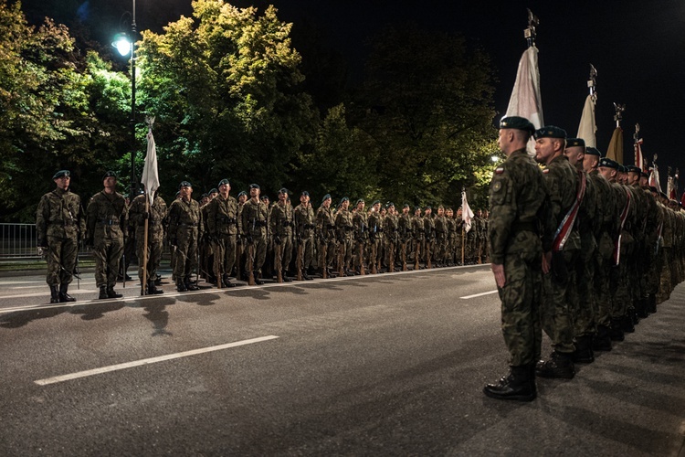 Nocne ćwiczenia przed defiladą