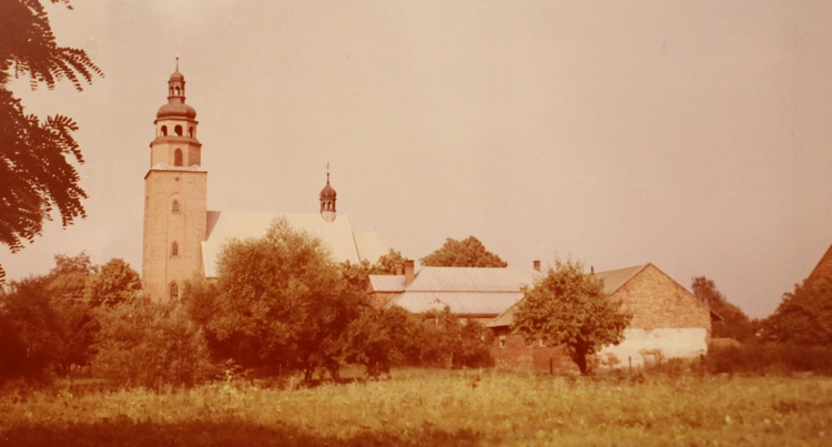 Zegar na wieży w Książnicach