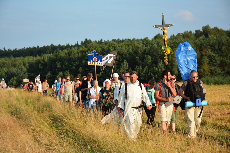 Pielgrzymi docierają na Jasną Górę