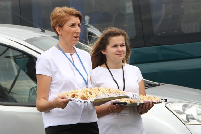 Z dożynkowymi wieńcami