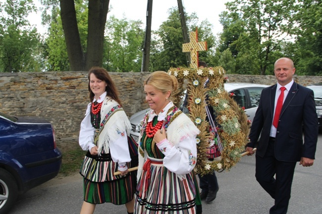 Z dożynkowymi wieńcami