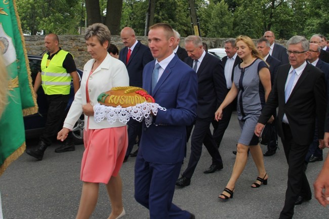 Z dożynkowymi wieńcami