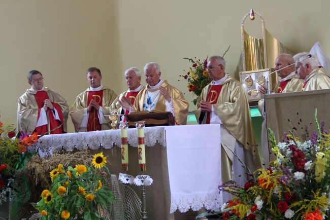 Z dożynkowymi wieńcami