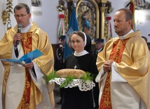 Bp. Andrzeja Jeża witają księża i siostra zakonna pochodzący ze Słopnic Górnych