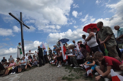 Krzyż i kaplica na Buczniku