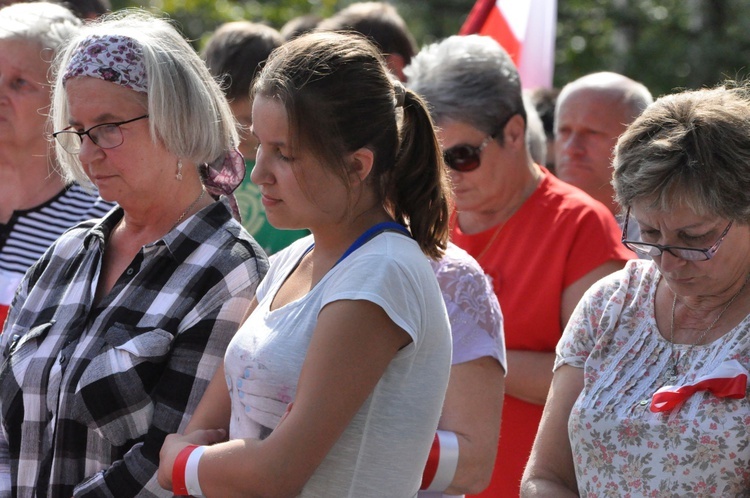 Krzyż i kaplica na Buczniku