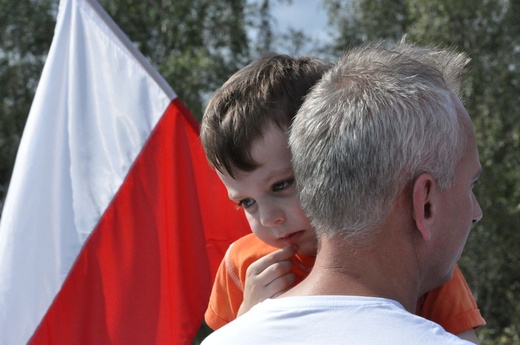 Krzyż i kaplica na Buczniku