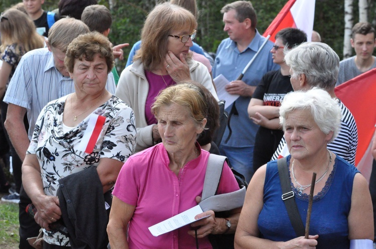 Krzyż i kaplica na Buczniku