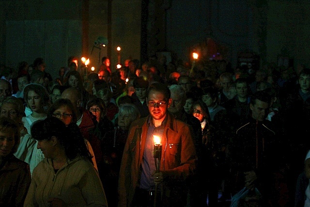 Ze śpiewem i z pochodniami