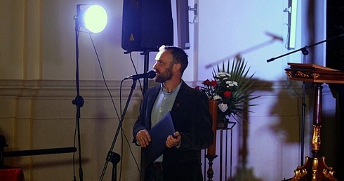 Ze śpiewem i z pochodniami