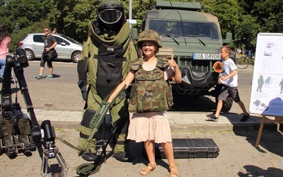 W czasie festynu każdy przez chwilę mógł poczuć się jak żołnierz