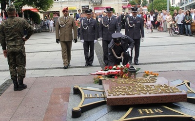 Jako pierwsi kwiaty na płycie Grobu Nieznanego Żołnierza przed kościołem garnizonowym złożyli przedstawiciele Wojska Polskiego