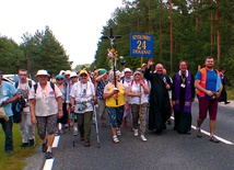 Już prawie u celu z pielgrzymami ks. Mirosław Kszczot (z lewej)  i ks. Albert Warso, ojciec duchowny pielgrzymki.