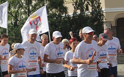 Pielgrzymów biegaczy na starcie poprowadził Tadeusz Kraska.