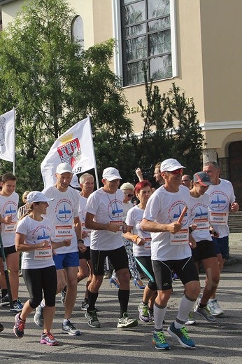 Pielgrzymów biegaczy na starcie poprowadził Tadeusz Kraska.