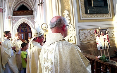 Po Eucharystii ordynariusz poprowadził modlitwę przy grobie arcybiskupa.