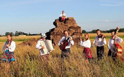 	Tłem do najnowszej piosenki zespołu będą pola za wsią Guzów.