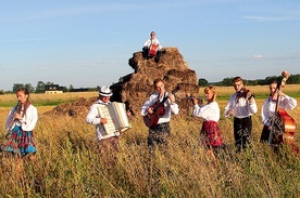 	Tłem do najnowszej piosenki zespołu będą pola za wsią Guzów.