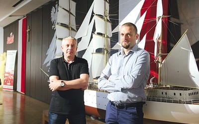 Mateusz Smolana (z prawej) i Wojciech Kwidziński zapraszają do sali BHP na wystawę „Stocznia Solidarność”.