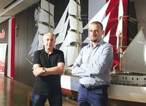 Mateusz Smolana (z prawej) i Wojciech Kwidziński zapraszają do sali BHP na wystawę „Stocznia Solidarność”.