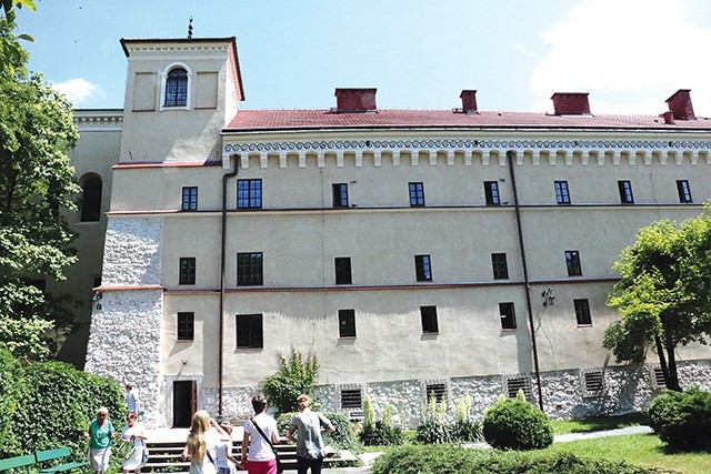 Biała chusteczka powiewająca  z okna była sygnałem,  że wewnątrz zaczęła się akcja rozbrajania strażników.  w dawnym więzieniu  św. Michała mieści się teraz Muzeum Archeologiczne.