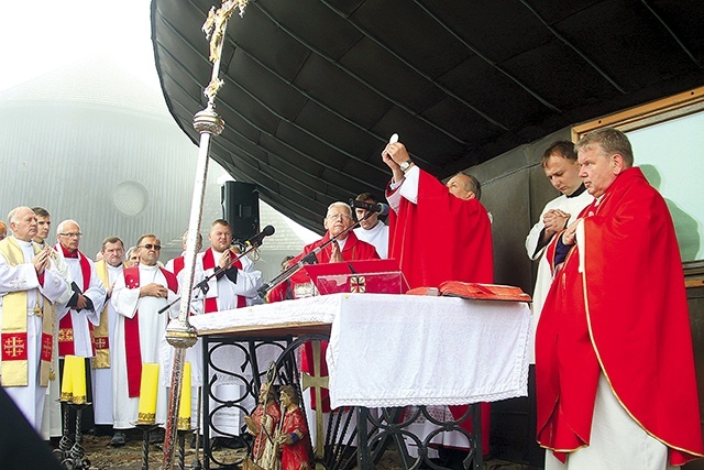 ▲	Mszy św. na Śnieżce przewodniczył w tym roku bp Jan Vokál, ordynariusz Hradca Králové.