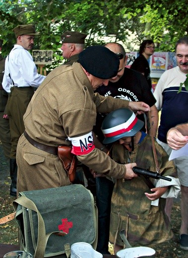 ▲	Wielką atrakcją organizowanych od kilku lat w Krzeszowie świąt kombatantów NSZ są grupy rekonstrukcyjne.