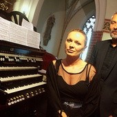 ▲	Duet Jopek i Rachoń wystąpił w legnickiej katedrze po raz pierwszy. Sądząc z braw, jakie zebrał, nie ostatni.