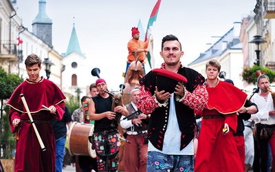 Barwny i muzykalny orszak inaugurujący otwarcie jarmarku przeszedł przez centrum Lublina.