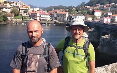 Ks. Andrzej Preuss i ks. Grzegorz Puchalski w drodze do Santiago de Compostela