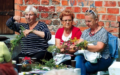 ◄	Zioła mogą działać również relaksacyjnie.  Na przykład jeśli upleciemy sobie z nich wianek.