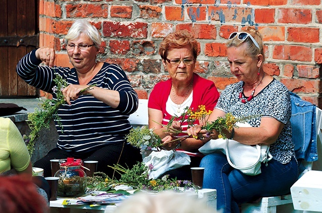 ◄	Zioła mogą działać również relaksacyjnie.  Na przykład jeśli upleciemy sobie z nich wianek.