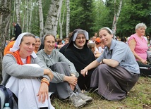Siostry zakonne: salezjanki, misjonarka klaretynka  i siostra ze zgromadzenia  Matki Bożej Miłosierdzia na pielgrzymim  szlaku na Jasną Górę.